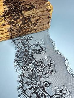 Кружево шантильи,цвет черный А029, ширина 17  см, длина мотка 3м