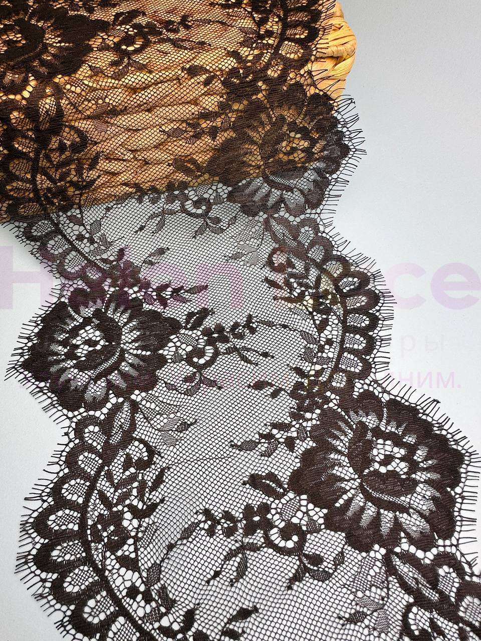 Кружево шантильи,цвет черный , ширина 20  см, длина мотка 3м фото