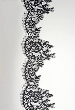 Кружево шантильи,цвет черный , ширина 13,5 см, длина мотка 3м А1149