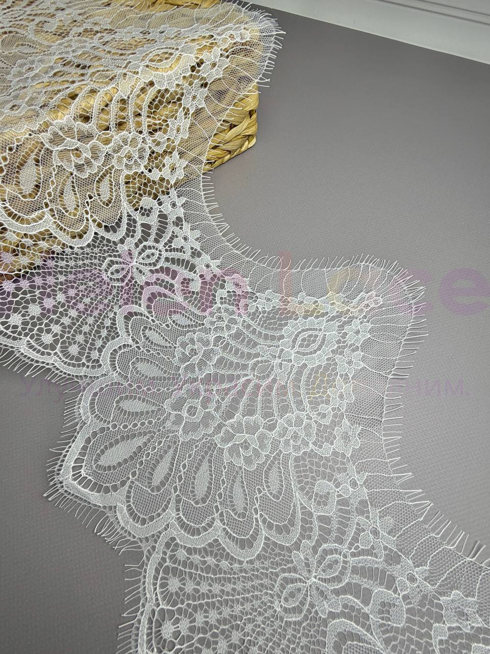 Кружево шантильи,цвет теплый белый , ширина 27 см, длина мотка 3м, АА1 фото